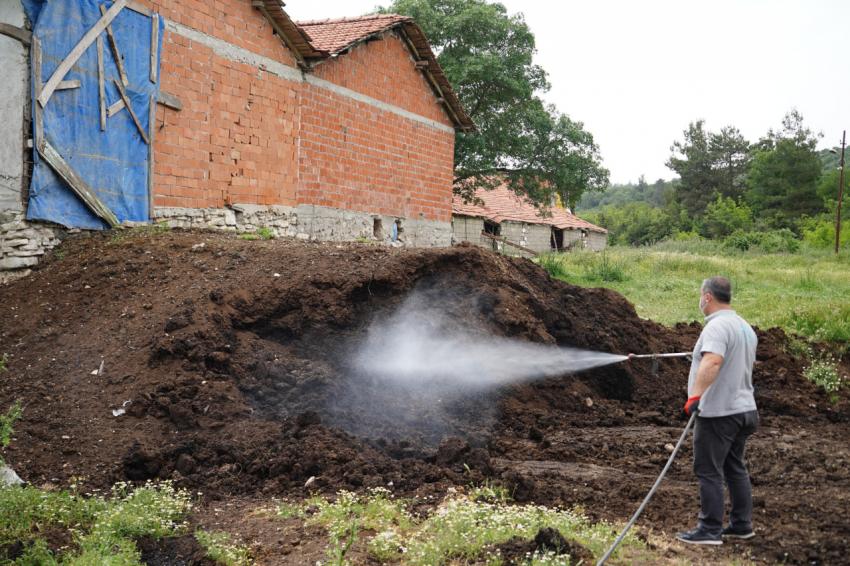 81 Kırsal 13 Merkez mahalle ekipler tarafından ilaçlanıyor