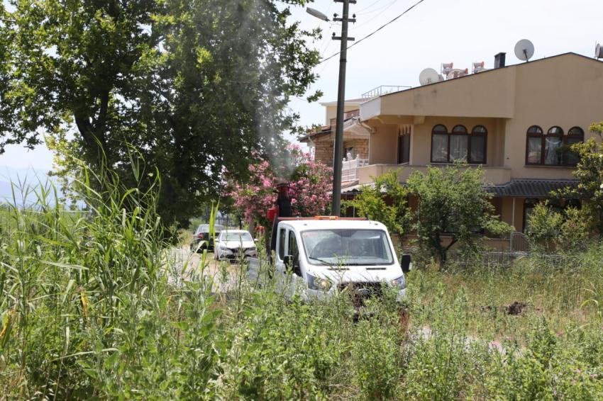 Edremit Belediyesi sinek ve haşere mücadelesine devam ediyor
