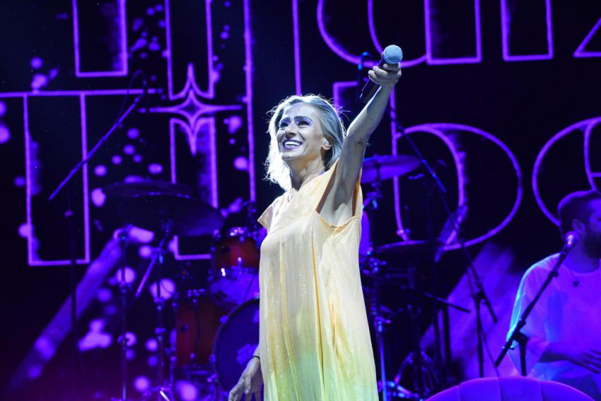 YILDIZ TİLBE YENİ ŞARKISINI İLK KEZ ÇEŞME’DE SÖYLEDİ