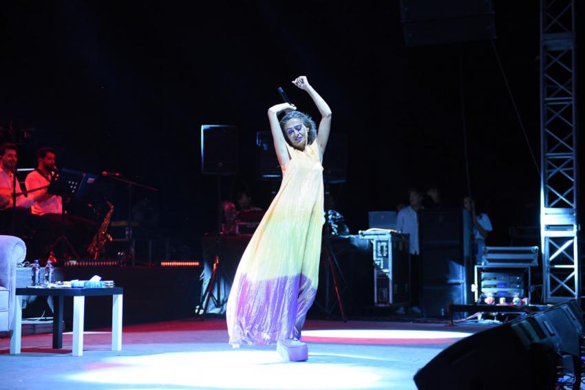 YILDIZ TİLBE YENİ ŞARKISINI İLK KEZ ÇEŞME’DE SÖYLEDİ