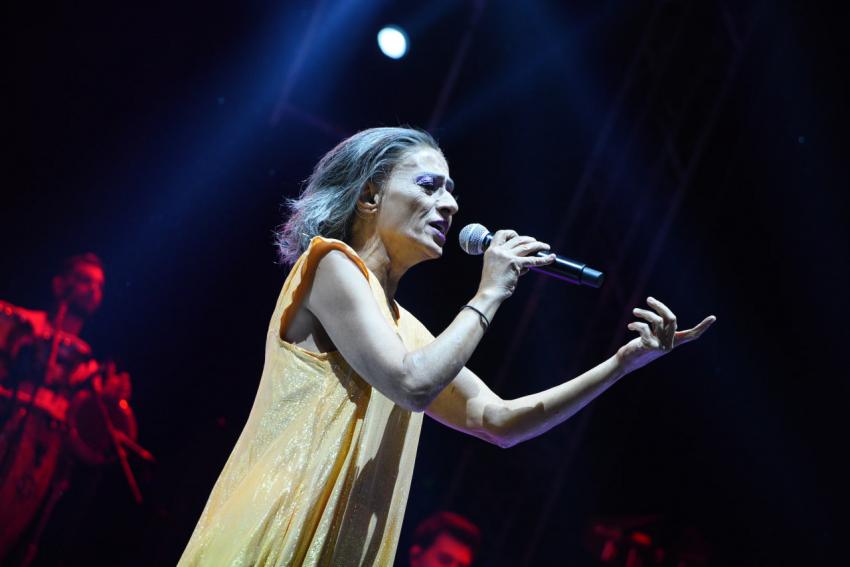 YILDIZ TİLBE YENİ ŞARKISINI İLK KEZ ÇEŞME’DE SÖYLEDİ