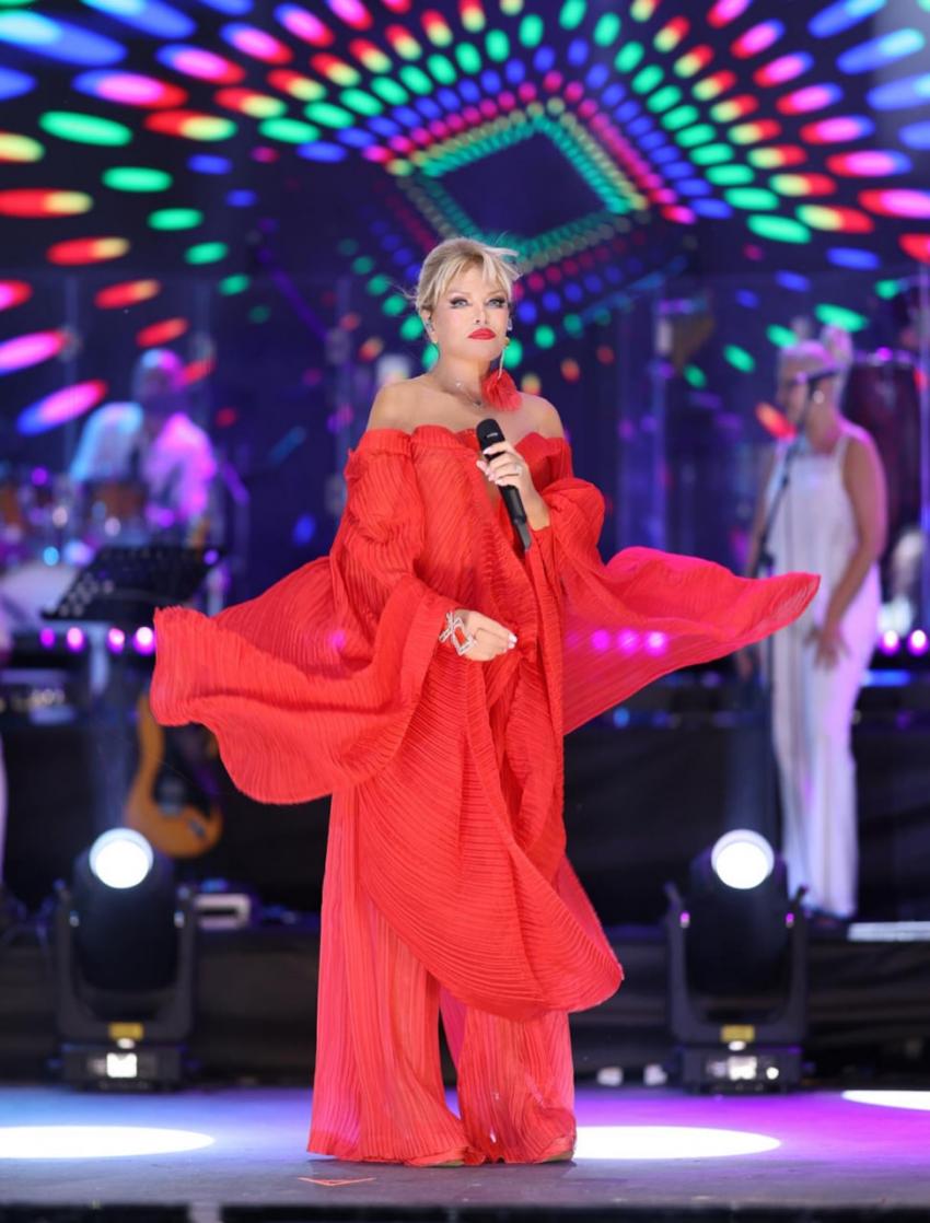 ÇEŞME SÜPERSTAR’IN PERFORMANSIYLA ÇALKALANDI