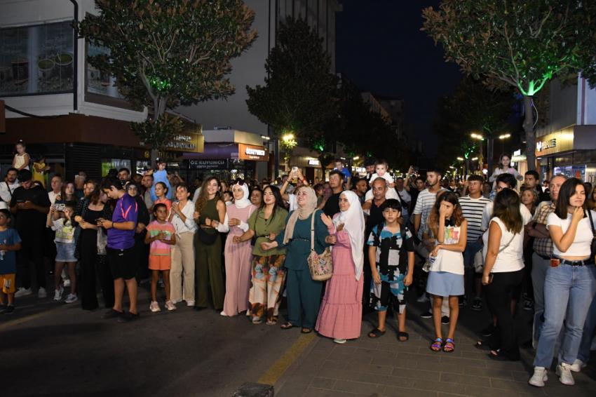 Milli Kuvvetler; trafiğe kapandı, sanata kapı açtı