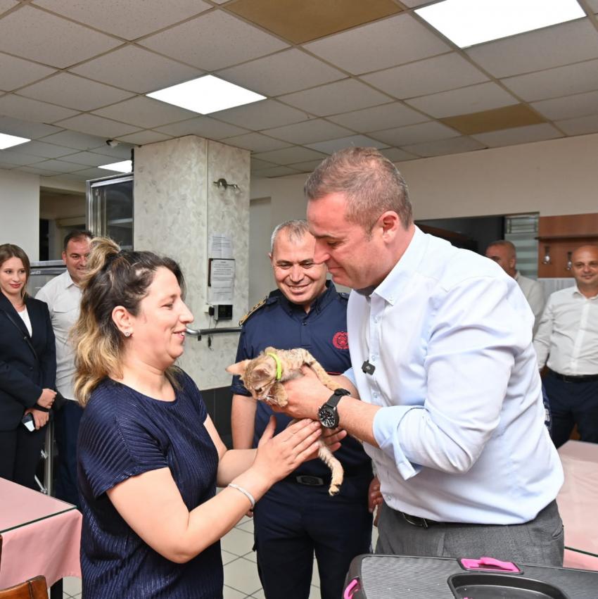 Tedavisi tamamlanan yavru kedi Biber sahibiyle buluştu