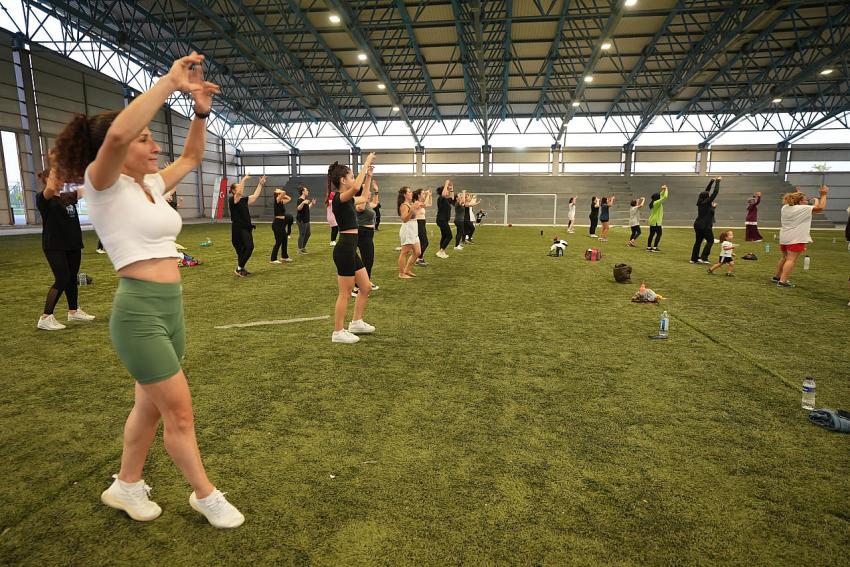 Kadınlar, Büyükşehir’in kurslarında Zumba yapıyor