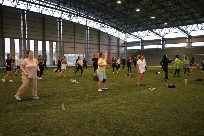 Kadınlar, Büyükşehir’in kurslarında Zumba yapıyor