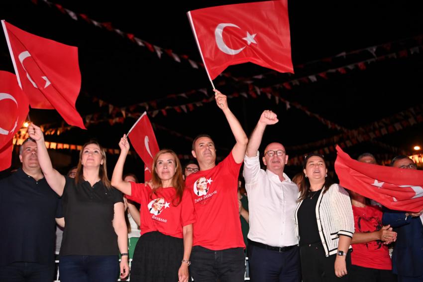 Balıkesirliler, 30 Ağustos Zafer Bayramı’nı fener alayı ile kutladı