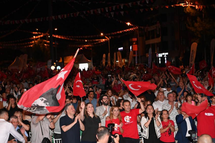 Balıkesirliler, 30 Ağustos Zafer Bayramı’nı fener alayı ile kutladı