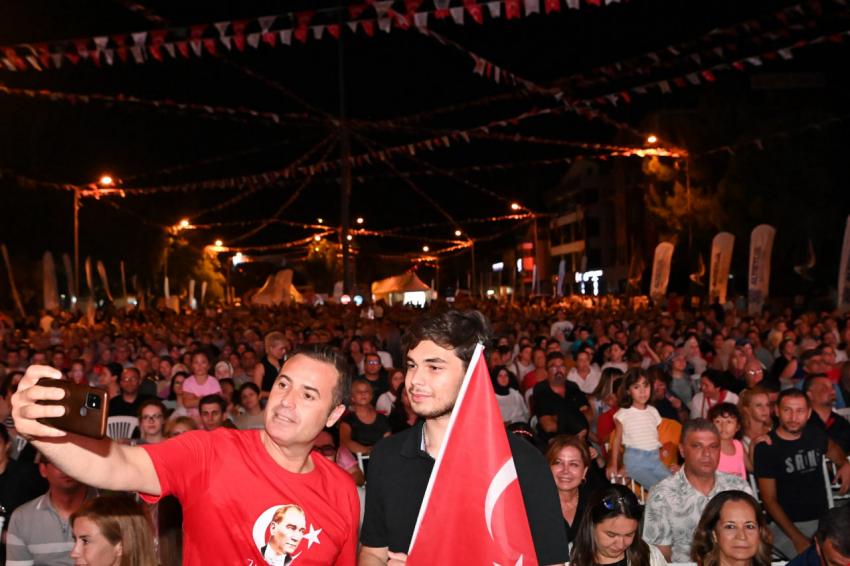 Balıkesirliler, 30 Ağustos Zafer Bayramı’nı fener alayı ile kutladı