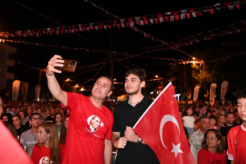 Balıkesirliler, 30 Ağustos Zafer Bayramı’nı fener alayı ile kutladı