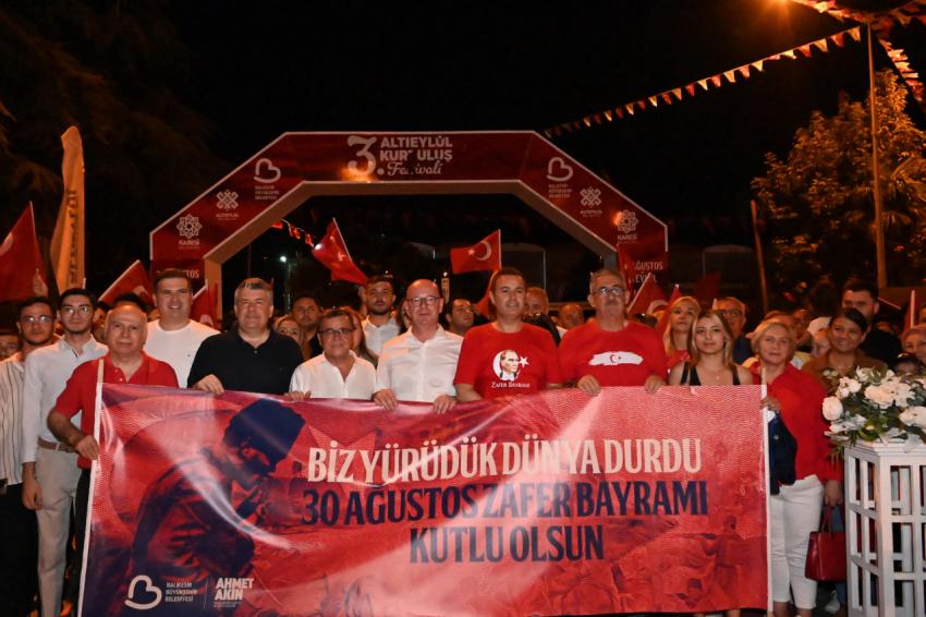 Balıkesirliler, 30 Ağustos Zafer Bayramı’nı fener alayı ile kutladı