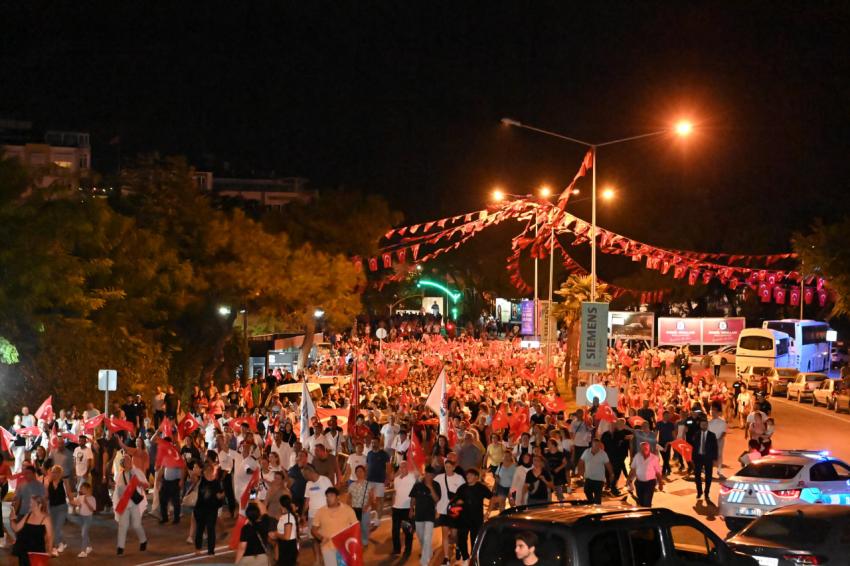 Balıkesirliler, 30 Ağustos Zafer Bayramı’nı fener alayı ile kutladı