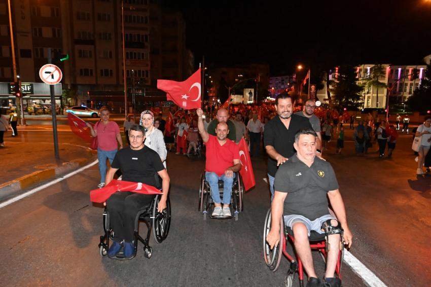 Balıkesirliler, 30 Ağustos Zafer Bayramı’nı fener alayı ile kutladı
