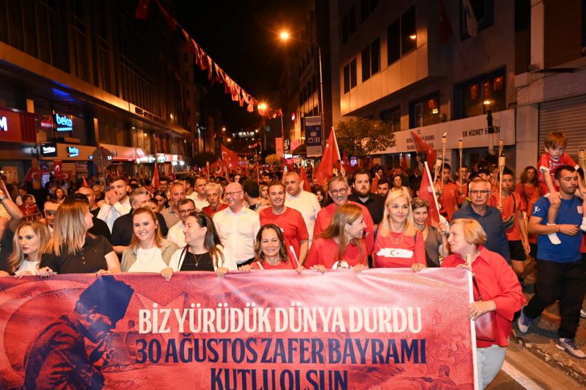 Balıkesirliler, 30 Ağustos Zafer Bayramı’nı fener alayı ile kutladı