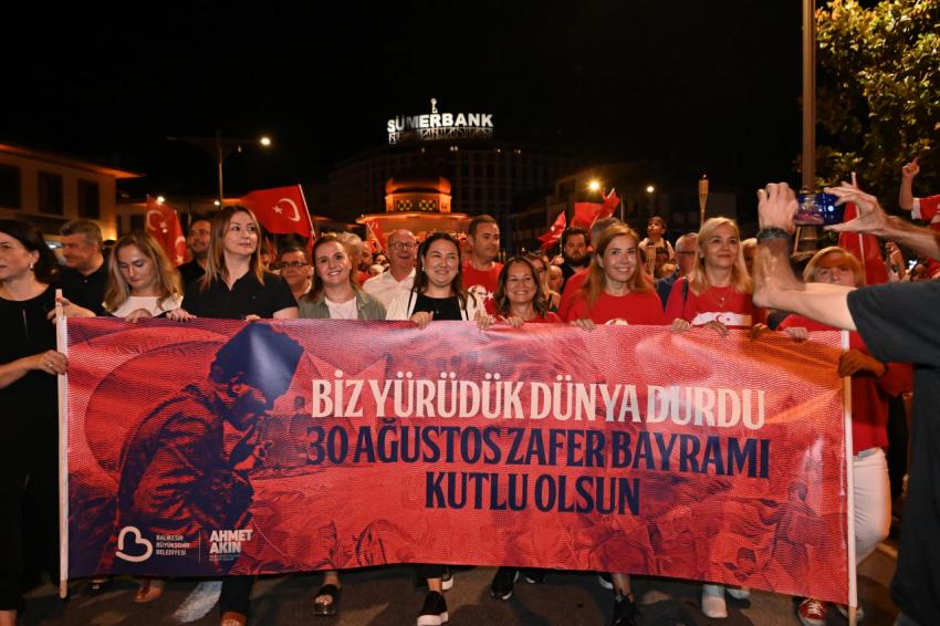 Balıkesirliler, 30 Ağustos Zafer Bayramı’nı fener alayı ile kutladı