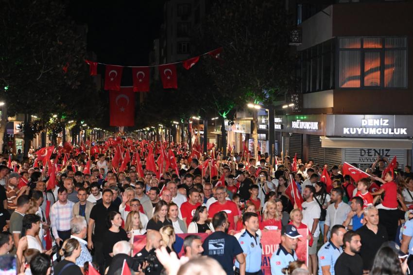 Balıkesirliler, 30 Ağustos Zafer Bayramı’nı fener alayı ile kutladı