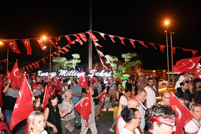 Balıkesirliler, 30 Ağustos Zafer Bayramı’nı fener alayı ile kutladı