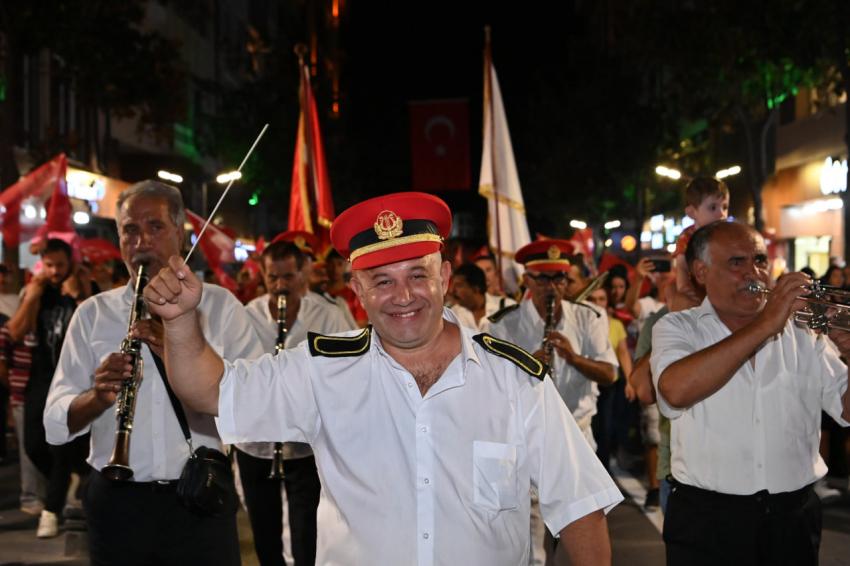 Balıkesirliler, 30 Ağustos Zafer Bayramı’nı fener alayı ile kutladı