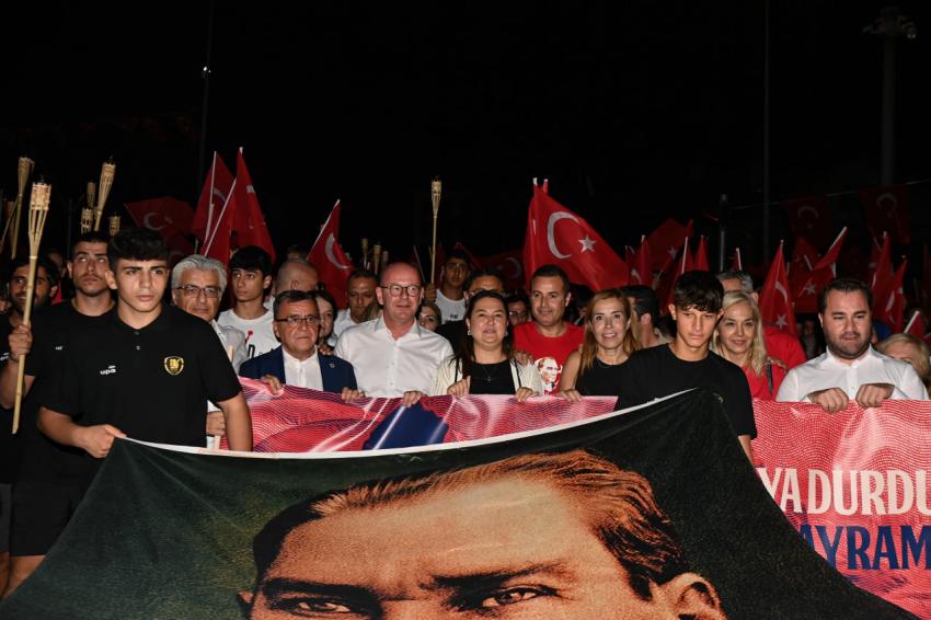 Balıkesirliler, 30 Ağustos Zafer Bayramı’nı fener alayı ile kutladı