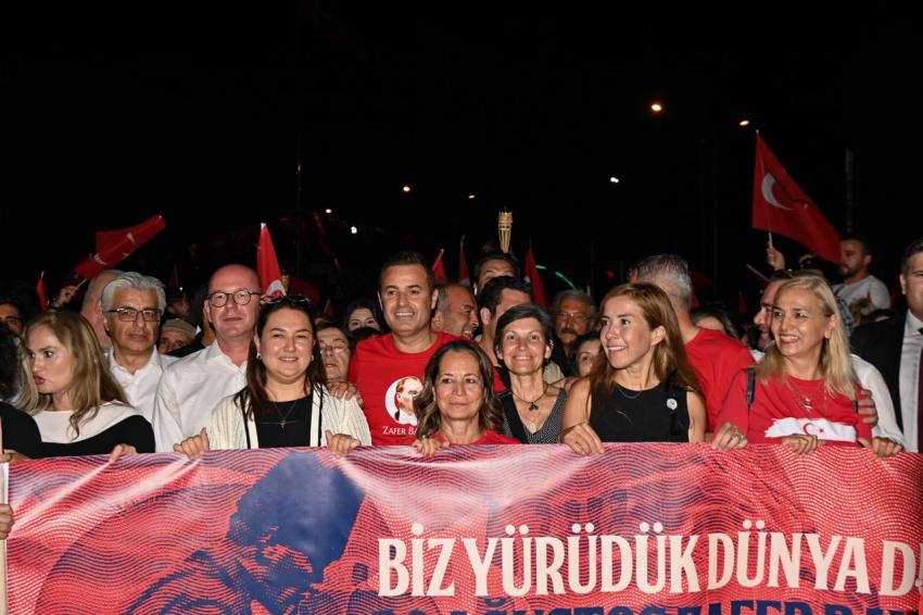 Balıkesirliler, 30 Ağustos Zafer Bayramı’nı fener alayı ile kutladı