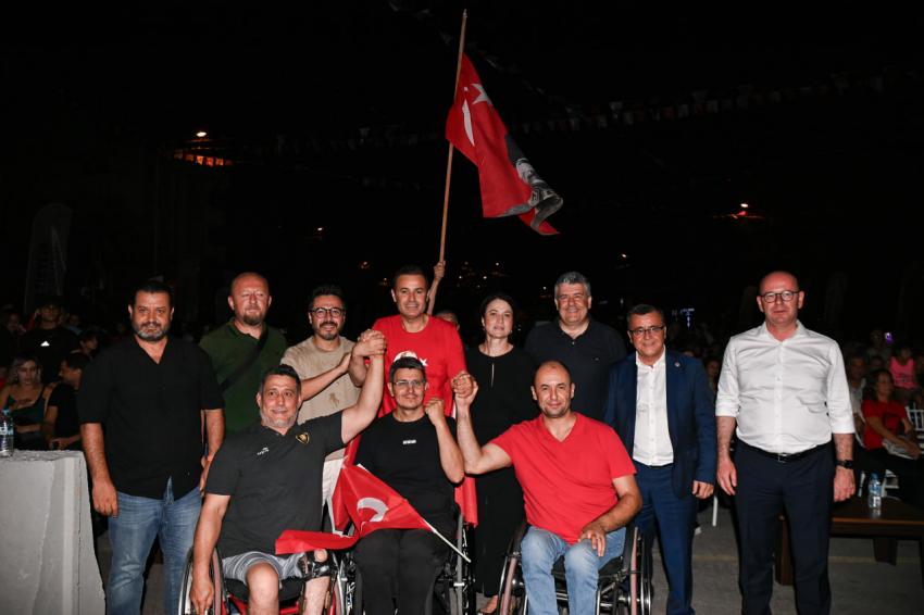 Balıkesirliler, 30 Ağustos Zafer Bayramı’nı fener alayı ile kutladı