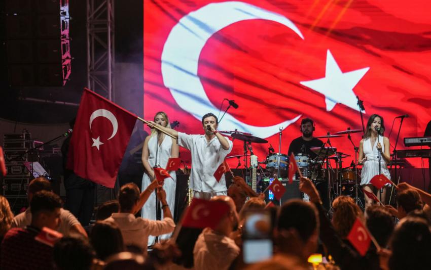 İZMİR’DE BURAY İLE ZAFER COŞKUSU