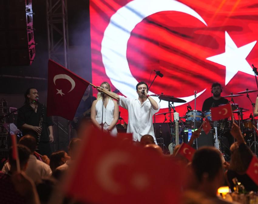 İZMİR’DE BURAY İLE ZAFER COŞKUSU