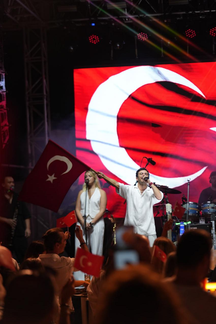 İZMİR’DE BURAY İLE ZAFER COŞKUSU