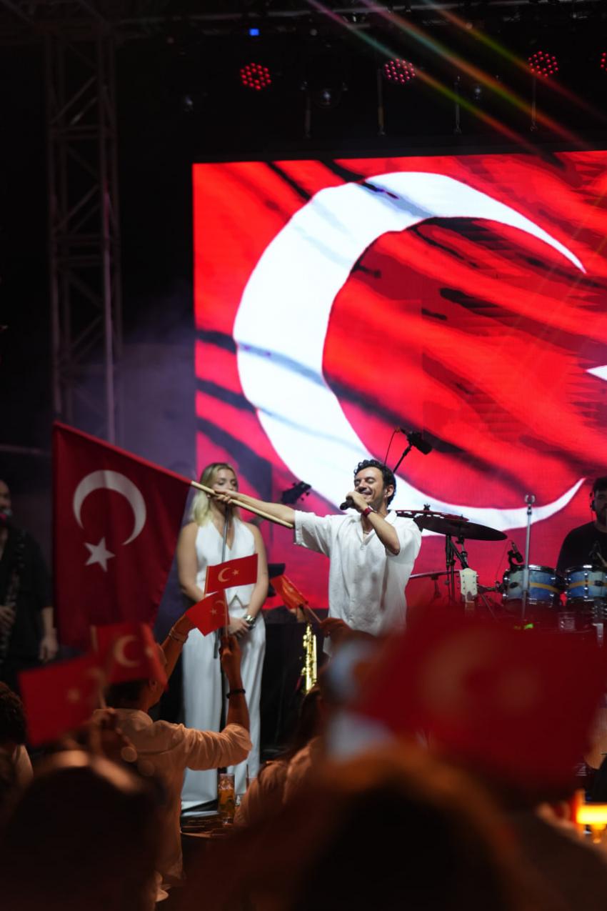 İZMİR’DE BURAY İLE ZAFER COŞKUSU