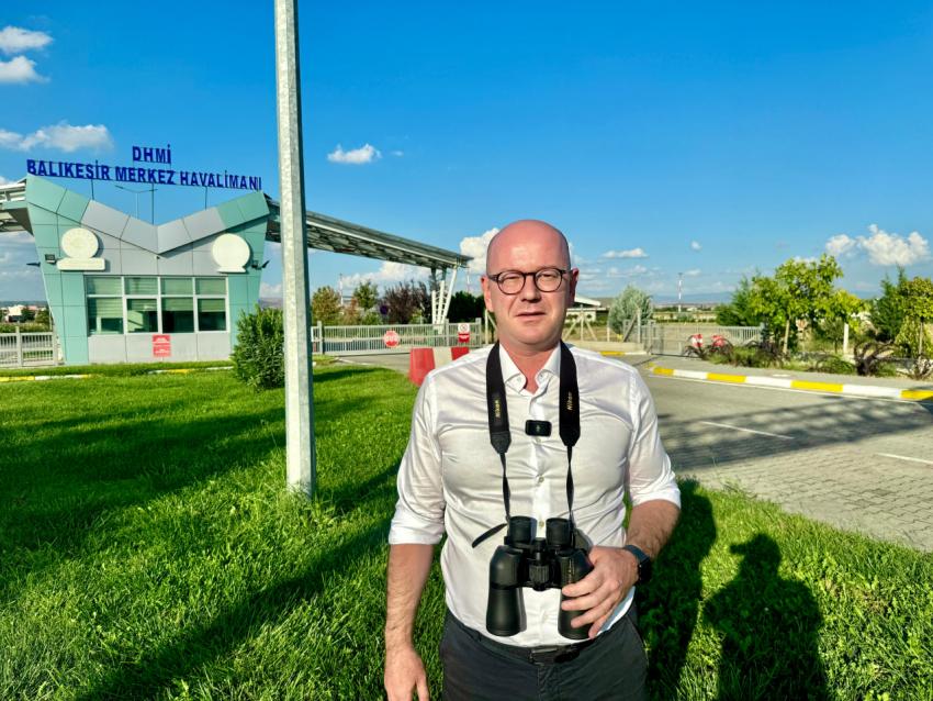 CHP’Lİ SARI, ELİNDE DÜRBÜN BALIKESİR SEMALARINDA YOLCU UÇAĞI ARADI