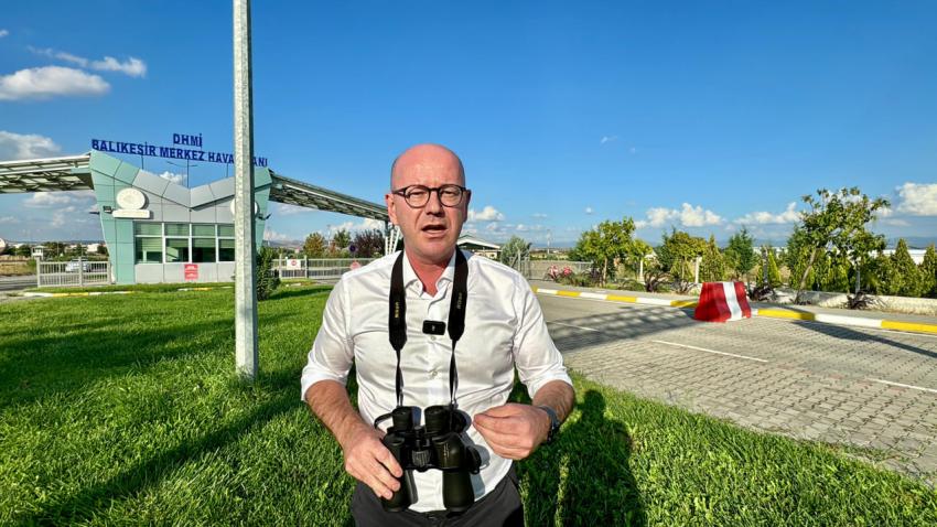 CHP’Lİ SARI, ELİNDE DÜRBÜN BALIKESİR SEMALARINDA YOLCU UÇAĞI ARADI