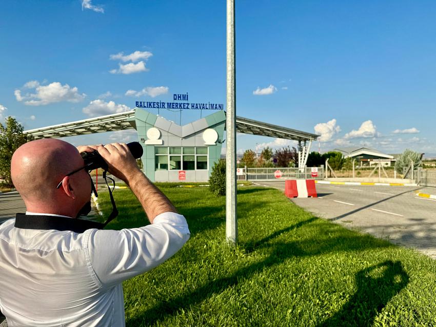 CHP’Lİ SARI, ELİNDE DÜRBÜN BALIKESİR SEMALARINDA YOLCU UÇAĞI ARADI