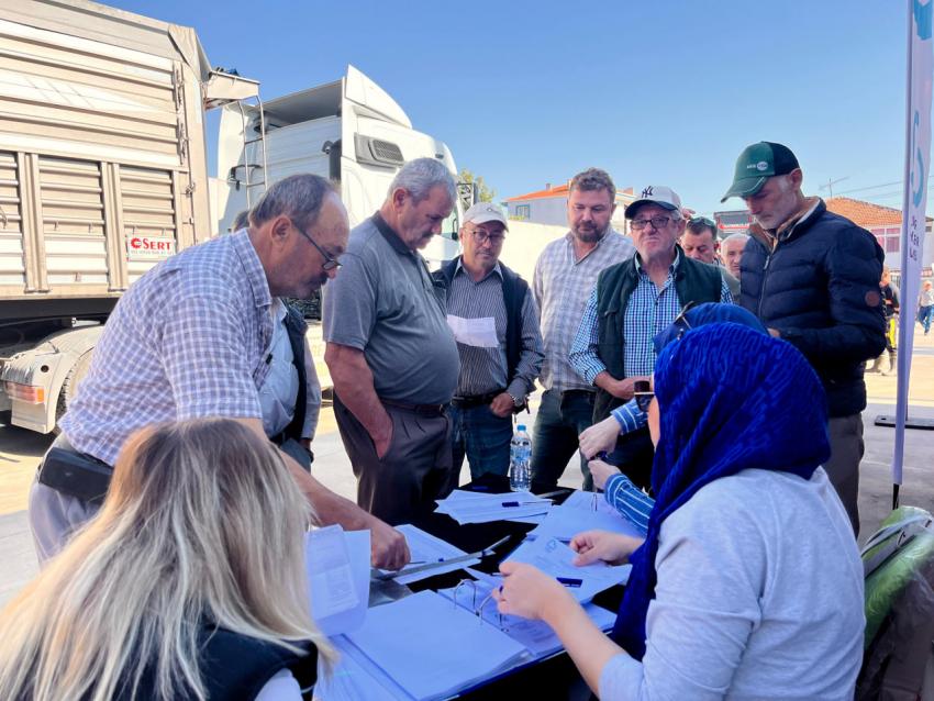 Büyükşehir’den Manyaslı üreticilere süt otu tohumu desteği
