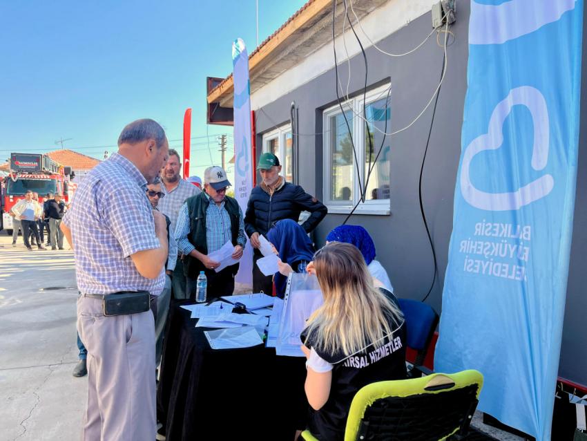 Büyükşehir’den Manyaslı üreticilere süt otu tohumu desteği