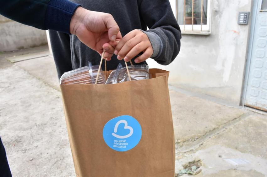 Balıkesir’de beslenme çantaları büyükşehir desteğiyle doluyor