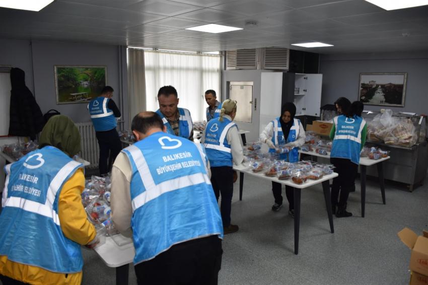 Balıkesir’de beslenme çantaları büyükşehir desteğiyle doluyor