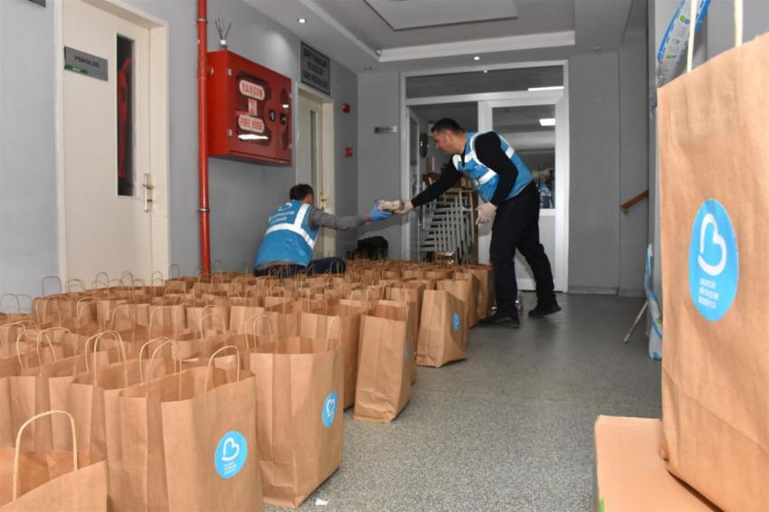 Balıkesir’de beslenme çantaları büyükşehir desteğiyle doluyor