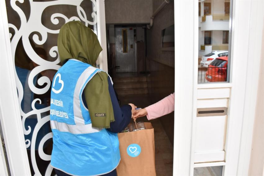 Balıkesir’de beslenme çantaları büyükşehir desteğiyle doluyor