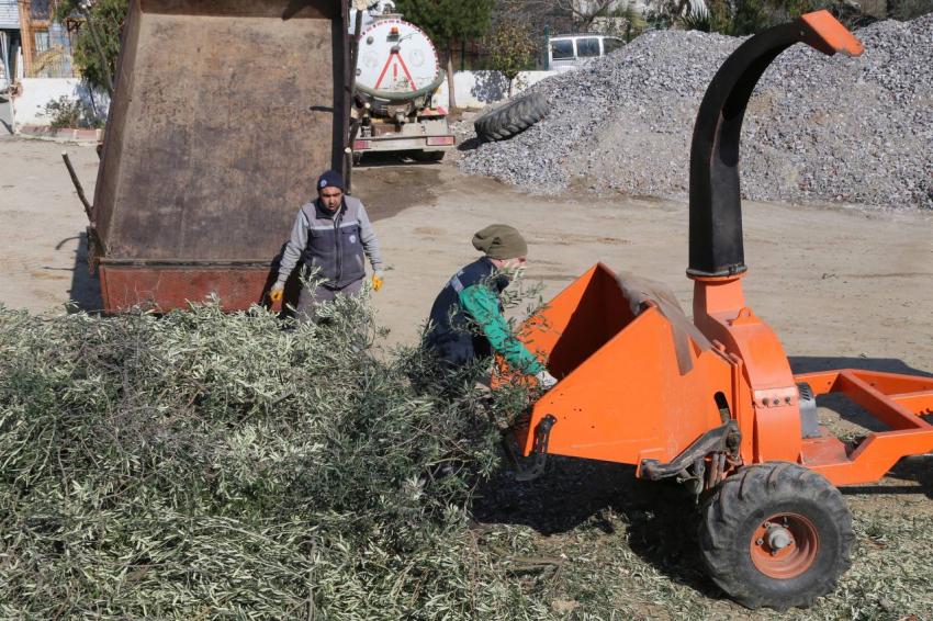 Edremit Belediyesi kompost makinesi ile organik gübre üretiyor