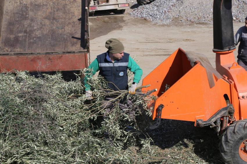 Edremit Belediyesi kompost makinesi ile organik gübre üretiyor