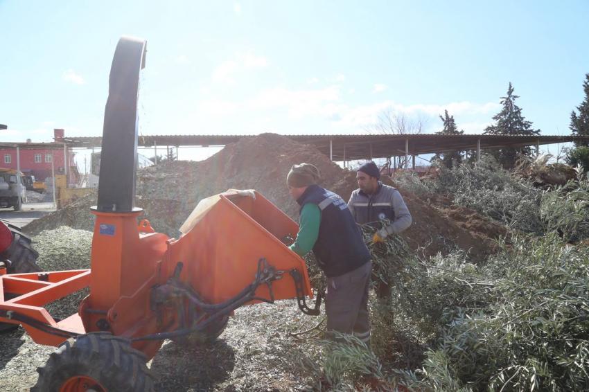 Edremit Belediyesi kompost makinesi ile organik gübre üretiyor