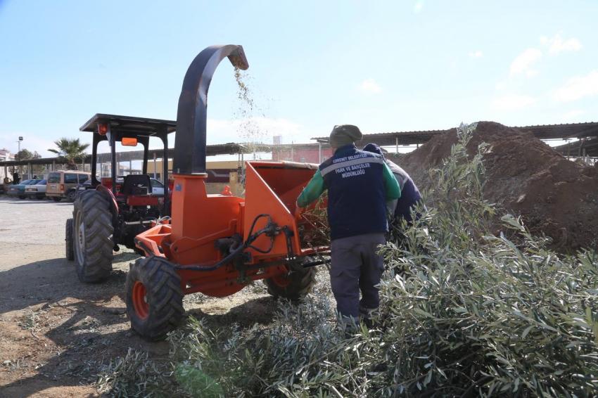 Edremit Belediyesi kompost makinesi ile organik gübre üretiyor