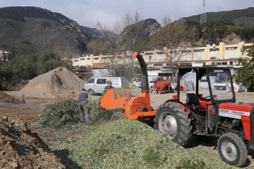 Edremit Belediyesi kompost makinesi ile organik gübre üretiyor