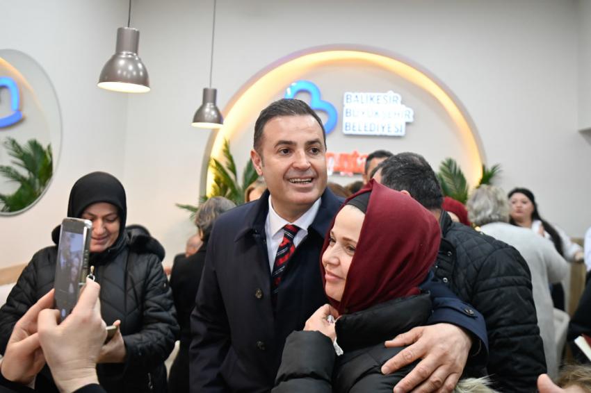 Başkan Akın, Balıkesir’in ilk ve tek “Glütensiz Kafe Market”ini açtı