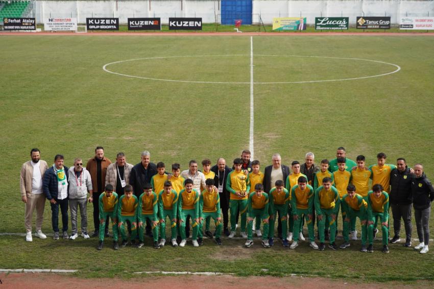 1966 EDREMİTSPOR, MUSTAFA KEMAL PAŞA BELEDİYESPOR'U 3-2 MAĞLUP ETTİ