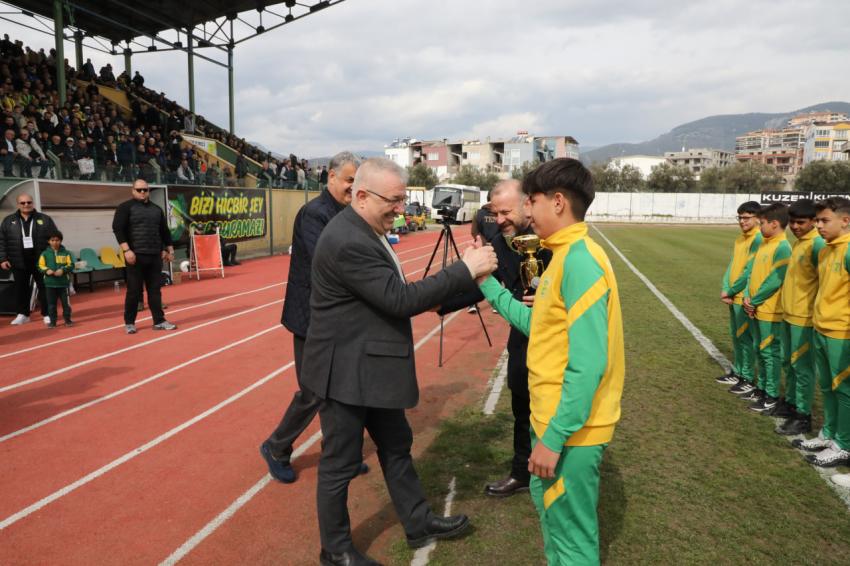 1966 EDREMİTSPOR, MUSTAFA KEMAL PAŞA BELEDİYESPOR'U 3-2 MAĞLUP ETTİ