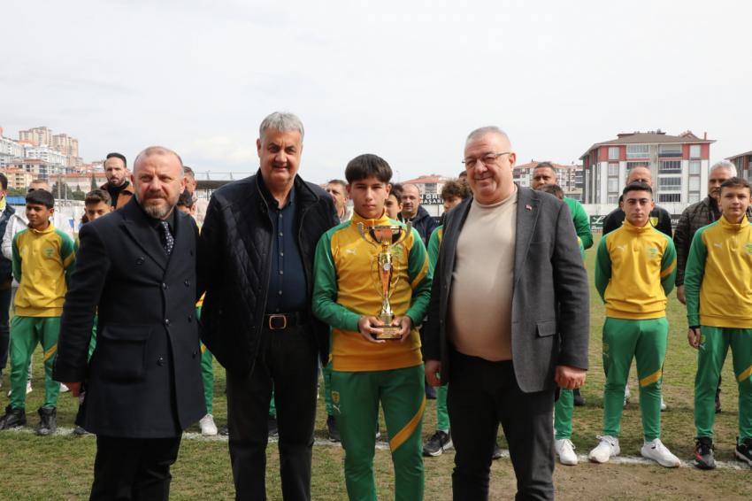 1966 EDREMİTSPOR, MUSTAFA KEMAL PAŞA BELEDİYESPOR'U 3-2 MAĞLUP ETTİ