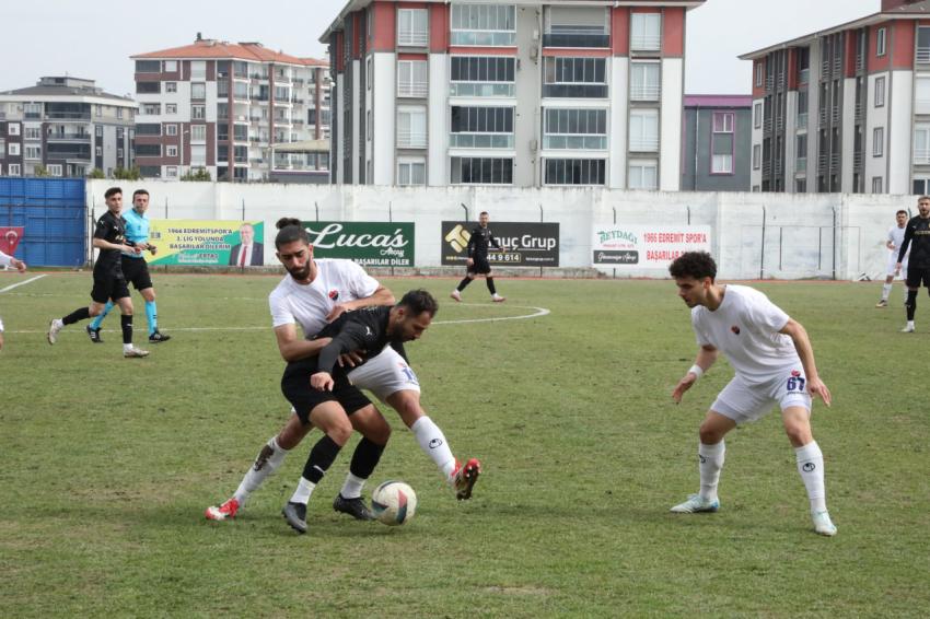1966 EDREMİTSPOR, MUSTAFA KEMAL PAŞA BELEDİYESPOR'U 3-2 MAĞLUP ETTİ