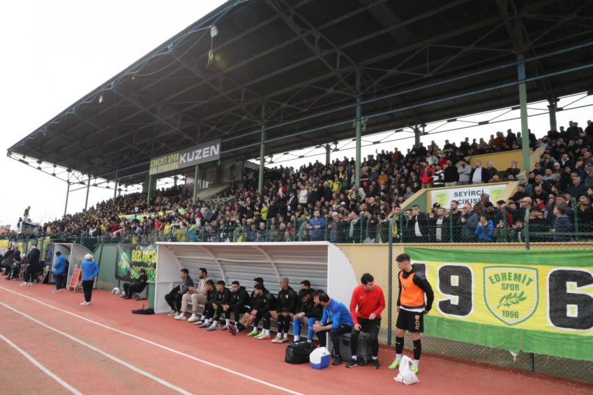 1966 EDREMİTSPOR, MUSTAFA KEMAL PAŞA BELEDİYESPOR'U 3-2 MAĞLUP ETTİ