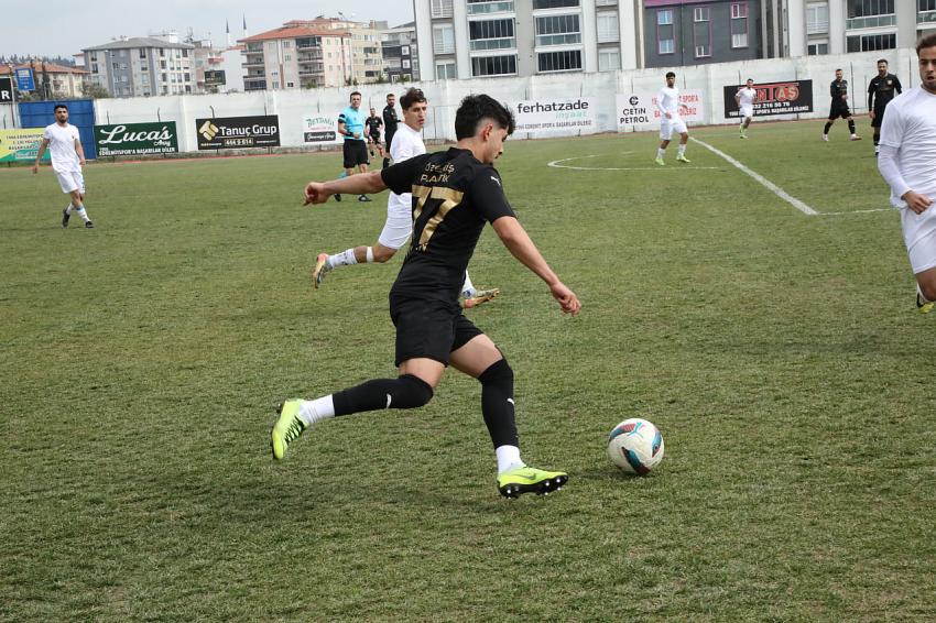 1966 EDREMİTSPOR, MUSTAFA KEMAL PAŞA BELEDİYESPOR'U 3-2 MAĞLUP ETTİ